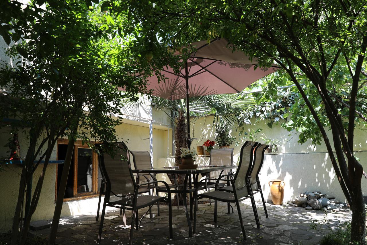 4Bd Appartaments With Cozy Garden Тбилиси Екстериор снимка