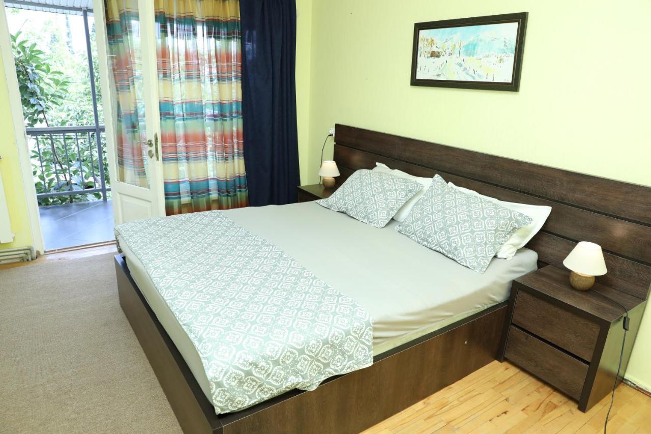 4Bd Appartaments With Cozy Garden Тбилиси Екстериор снимка